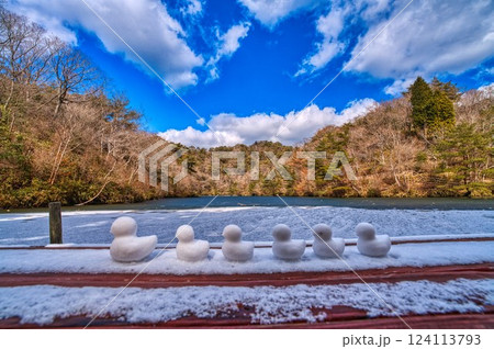 六甲の山々に囲まれた美しい湖　冬化粧の穂高湖 124113793