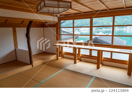 熊本県天草市　世界文化遺産登録の天草崎津集落にある旧網元岩下家よらんかなの2階和室からの眺め 124113804