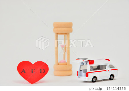 AED 砂時計 救急車 一刻を争うイメージ 124114336