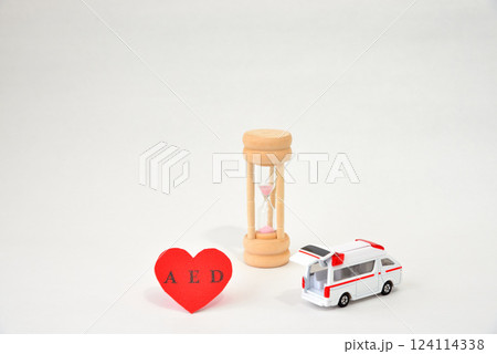 AED 砂時計 救急車 一刻を争うイメージ 124114338