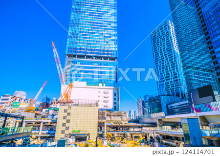 日本の東京都市景観 切断された謎の支柱！。…さよなら渋谷駅西口、フェンスで覆われ…重機集結…＝10日 124114701