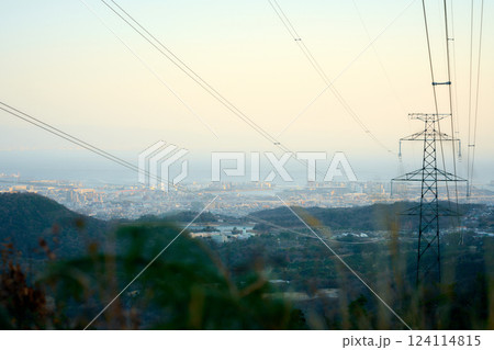山から見る西宮の街と瀬戸内海 124114815