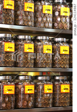 香港・徳輔道西の乾物店で売られる日本産の最高級干しアワビ 124114987