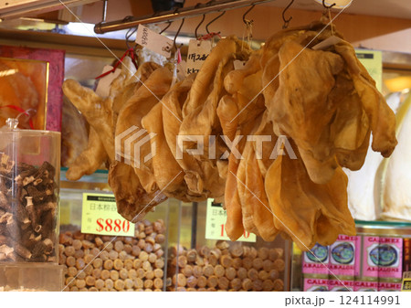 香港・徳輔道西の乾物店で売られる魚の浮袋。とても高価で「魚胆｝と呼ばれる高価な中華食材 124114991