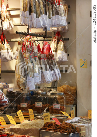 香港・徳輔道西で売られる塩干し魚（ハムユイ）。クサヤに似ていで臭いが美味。かつては安かったが今は高価 124115005