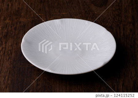 白い和皿　背景素材 124115252