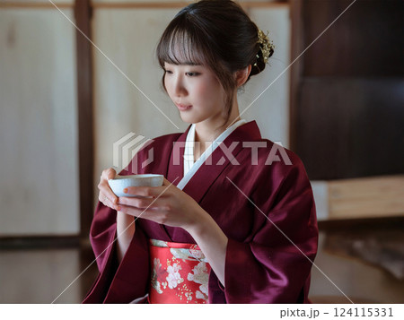 美しい所作で茶を嗜む粋な若い日本女性 124115331
