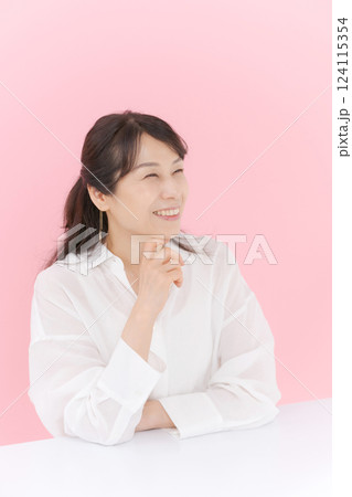 微笑むミドル女性 124115354