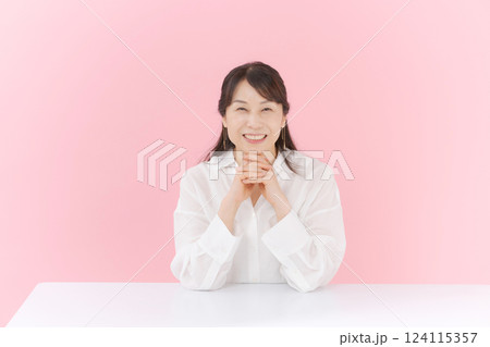 微笑むミドル女性 微笑むミドル女性 124115357