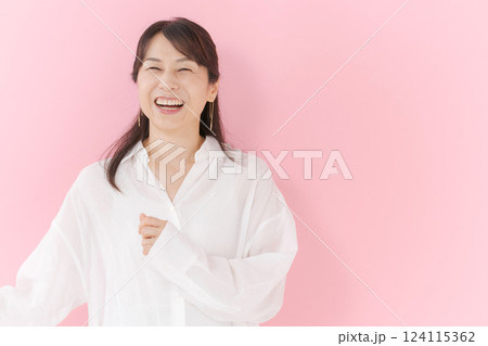 微笑むミドル女性 124115362