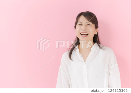 微笑むミドル女性 124115363