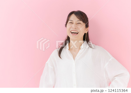 微笑むミドル女性 微笑むミドル女性 124115364