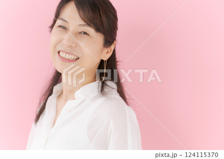 微笑むミドル女性 124115370