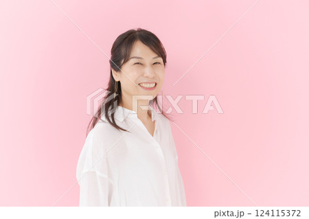 微笑むミドル女性 124115372