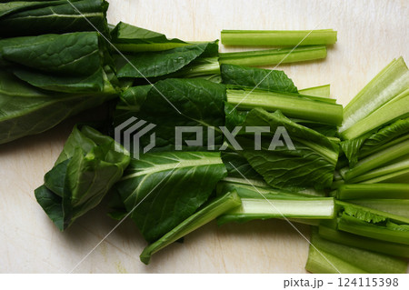 まな板の上でカットした小松菜 124115398