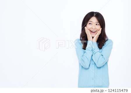 笑顔でおどろく女性 笑顔でおどろく女性 124115479