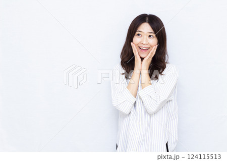 笑顔でおどろく女性 124115513