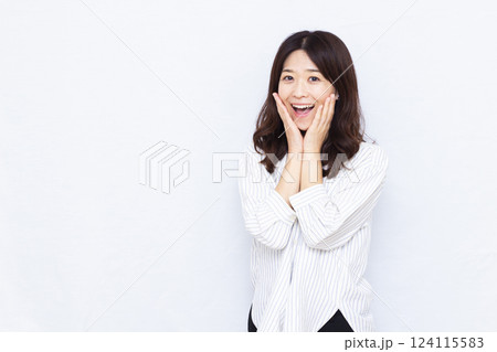 笑顔でおどろく女性 笑顔でおどろく女性 124115583