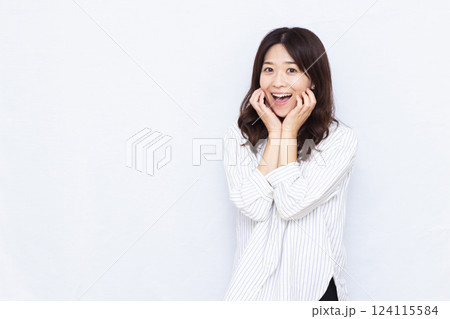 笑顔でおどろく女性 笑顔でおどろく女性 124115584