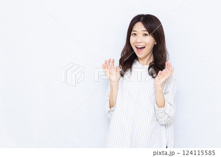 笑顔でおどろく女性 124115585