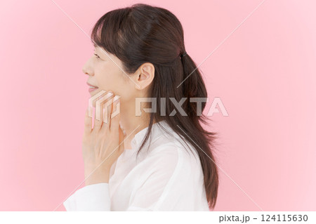 微笑むミドル女性 124115630