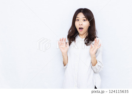 ビックリおどろく女性 124115635