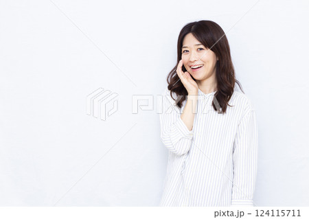 呼びかけている女性 124115711