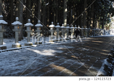 高野山奥の院の雪景色 124115723