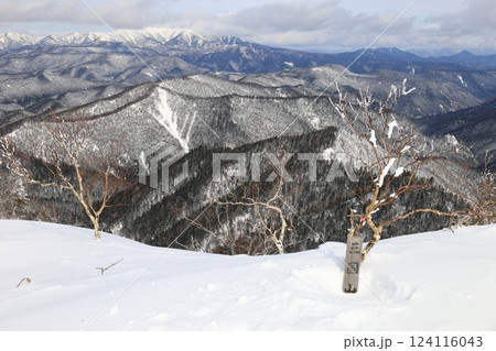 北海道大雪山山系　三国山山頂部　雪に埋もれた山頂標識と　武華岳　北見富士　北東方面を望む 124116043