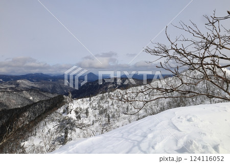 北海道大雪山山系　冬の北海道大分水点より　三国山山頂や常呂川方面の山々を望む 124116052