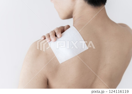 肩に湿布を貼る男性　肩痛　肩こり　湿布　筋肉痛 124116119