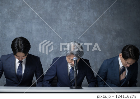 謝罪会見や株主総会などのビジネスイメージ 謝罪会見や株主総会などのビジネスイメージ 124116278