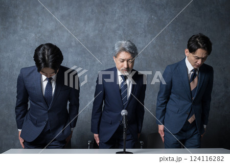 謝罪会見や株主総会などのビジネスイメージ 謝罪会見や株主総会などのビジネスイメージ 124116282