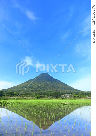 【鹿児島県】晴天の逆さ開聞岳(指宿) 【鹿児島県】晴天の逆さ開聞岳(指宿) 124116376