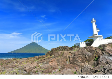 【鹿児島県】晴天の薩摩長崎鼻灯台と開聞岳（指宿） 124116384