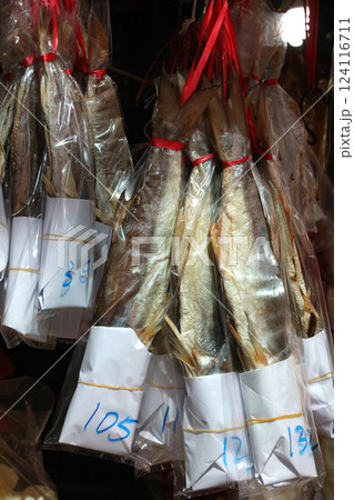 香港・徳輔道西で売られる塩干し魚（ハムユイ）。クサヤに似ていで臭いが美味。かつては安かったが今は高価 124116711