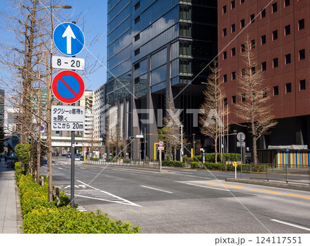 駐車禁止の標識と補助標識「タクシーの客待ちを除く」 124117551