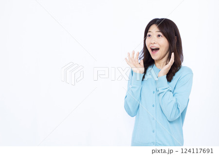 笑顔でおどろく女性 124117691