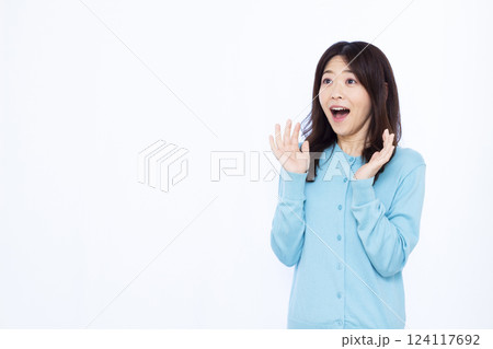 笑顔でおどろく女性 124117692
