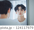 鏡を見て、身だしなみを整えるイケメンんオ日本人男性 124117979