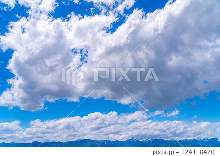 【初夏素材】北アルプスに抱かれた街・初夏の安曇野【長野県】 124118420