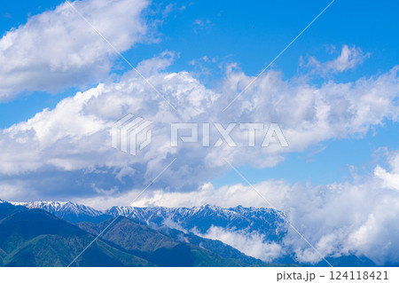 【初夏素材】北アルプスに抱かれた街・初夏の安曇野【長野県】 124118421