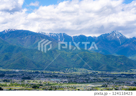 【初夏素材】北アルプスに抱かれた街・初夏の安曇野【長野県】 124118423