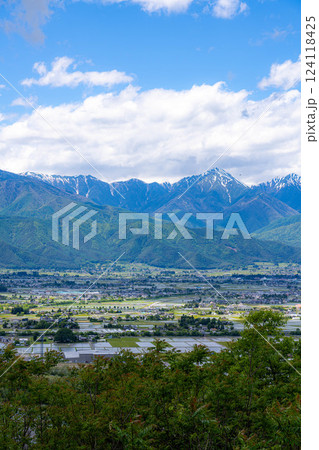【初夏素材】北アルプスに抱かれた街・初夏の安曇野【長野県】 124118425