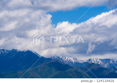 【初夏素材】北アルプスに抱かれた街・初夏の安曇野【長野県】 124118428