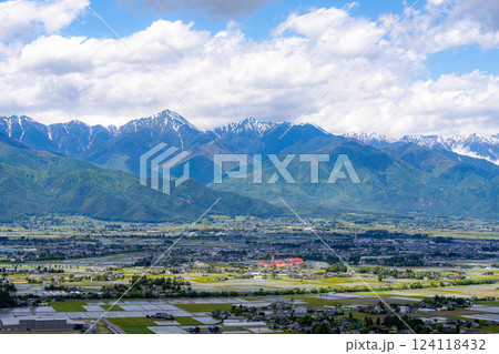 【初夏素材】北アルプスに抱かれた街・初夏の安曇野【長野県】 124118432