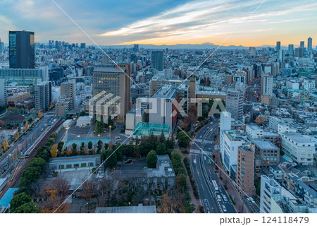 東京新宿方面都市風景　夕景 124118479