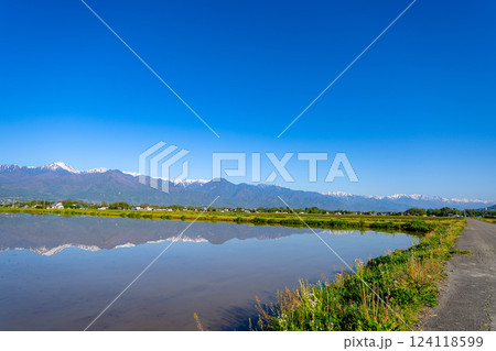 【初夏素材】初夏の安曇野の田園風景・水鏡【長野県】 124118599