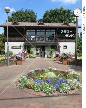 世田谷区のフラワーランド(ログハウスの管理棟・前庭花壇) 世田谷区のフラワーランド(ログハウスの管理棟・前庭花壇) 124118820