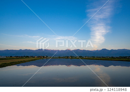 【初夏素材】初夏の安曇野の田園風景・朝景【長野県】 124118948